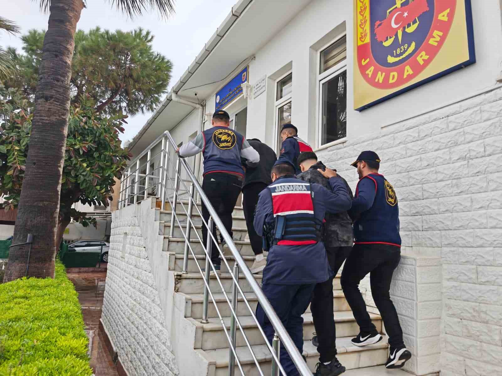 araclara dadanan hirsizlar 35 kamera incelenerek yakalandi 2 E4A6wSwu