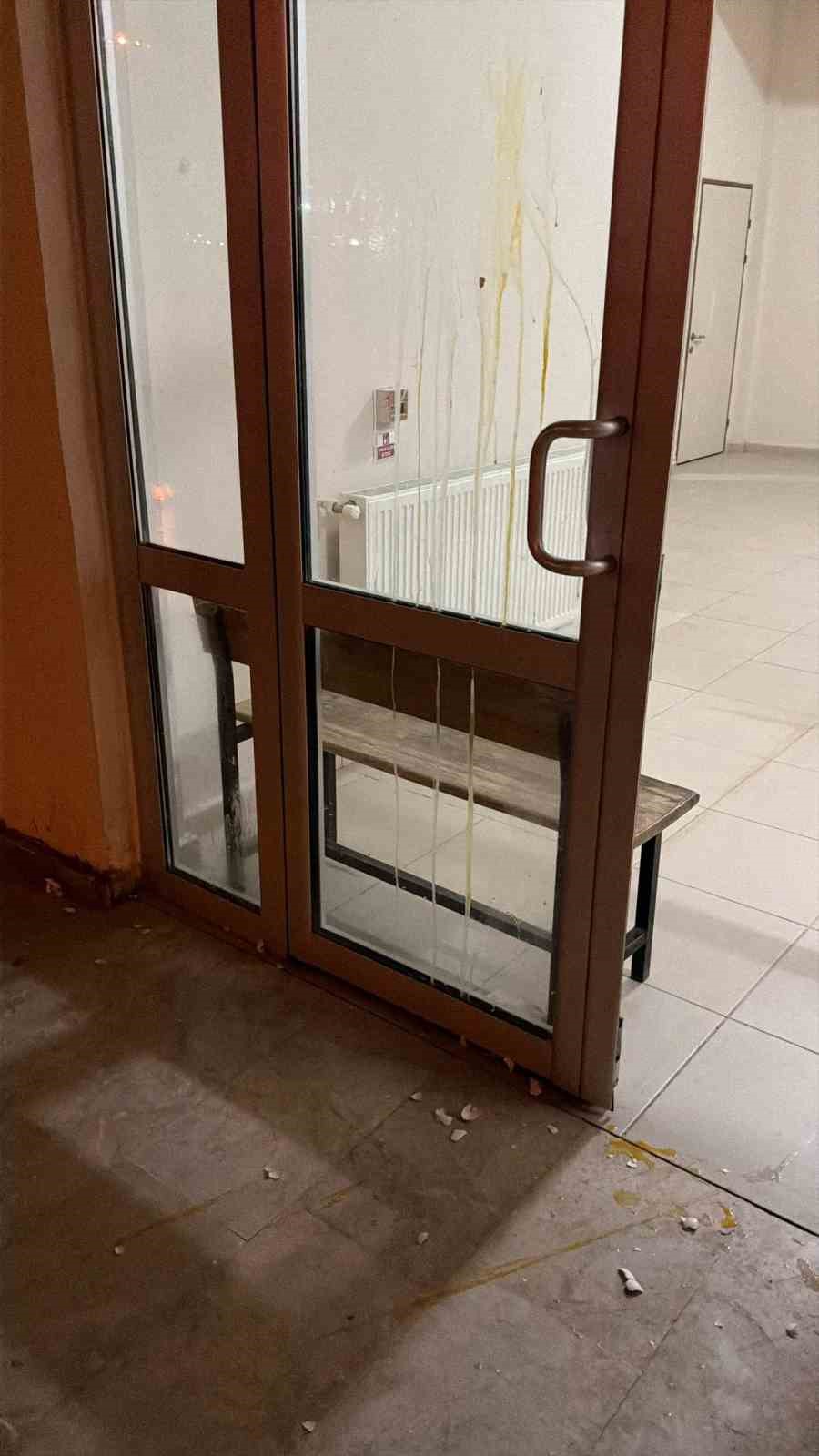 araclara ve binalara yumurta frlatan cocuklar vatandasi rahatsiz ediyor 3 9Nmh7md5