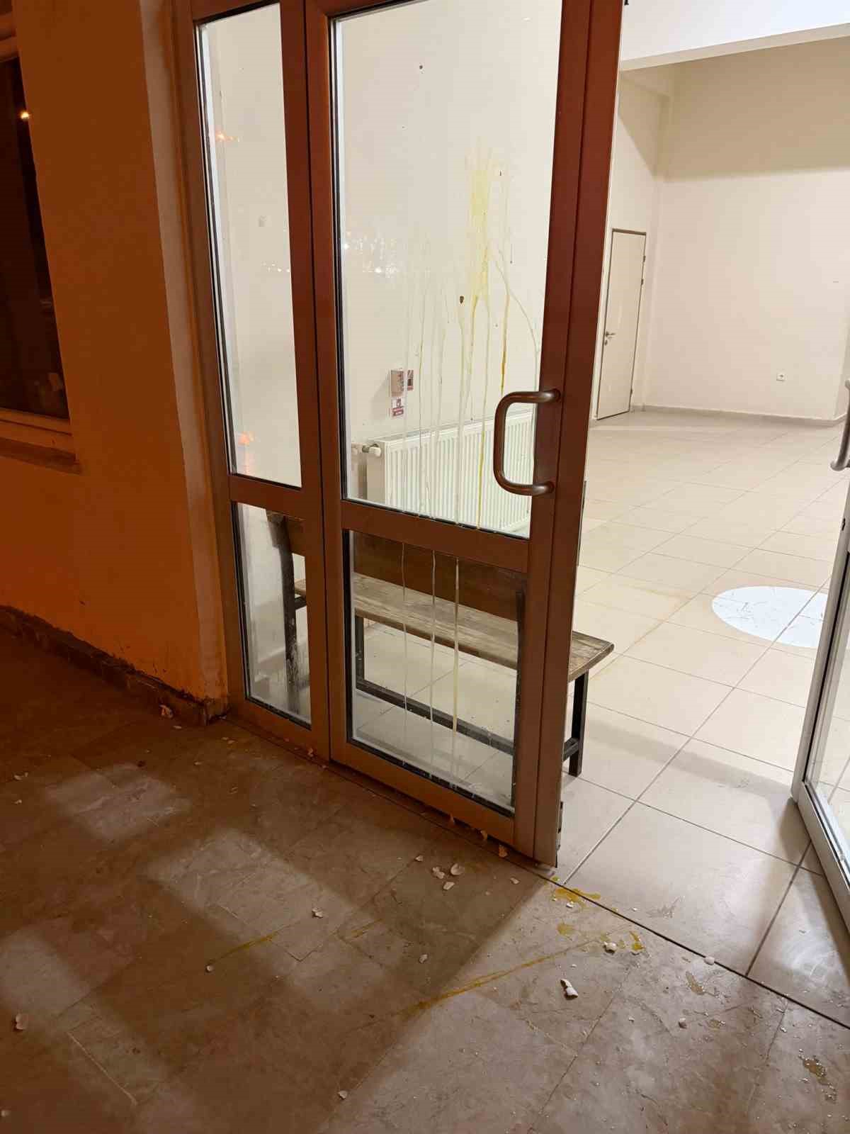 araclara ve binalara yumurta frlatan cocuklar vatandasi rahatsiz ediyor 5 bfDMDTJc