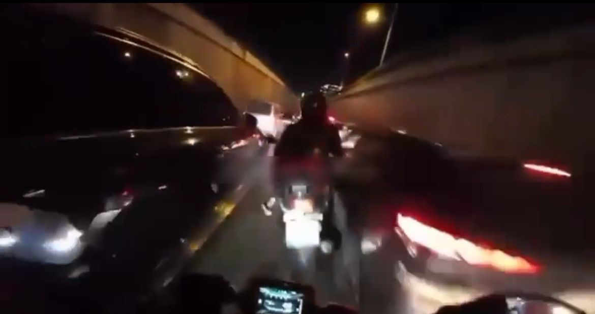 Araçların arasından hızla giden motosikletliye arkasından gelen motosikletli böyle çarptı 5 araclarin arasindan hizla giden motosikletliye arkasindan gelen motosikletli boyle carpti 1 qBmWYDB4