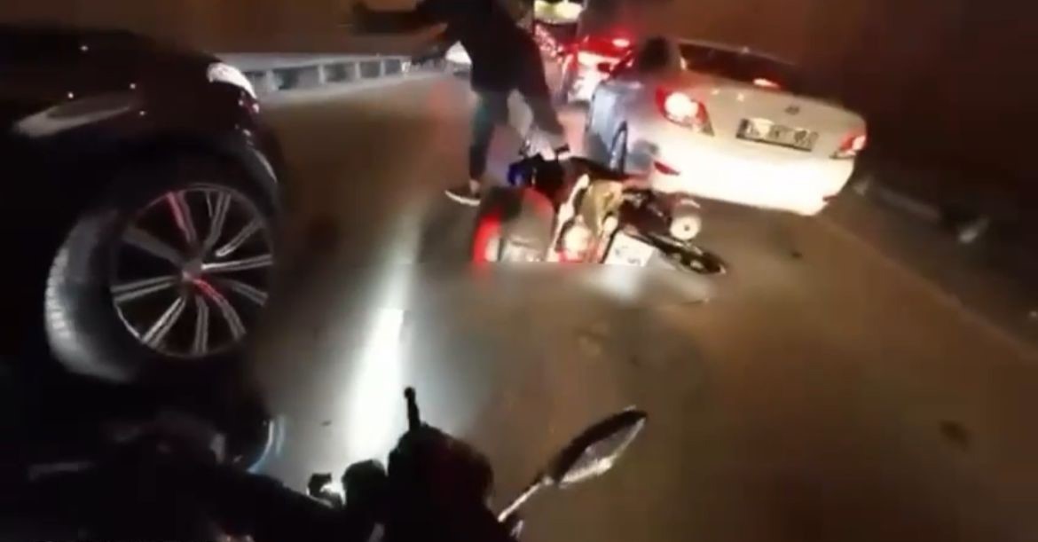 Araçların arasından hızla giden motosikletliye arkasından gelen motosikletli böyle çarptı 6 araclarin arasindan hizla giden motosikletliye arkasindan gelen motosikletli boyle carpti 2 VXcF5p36