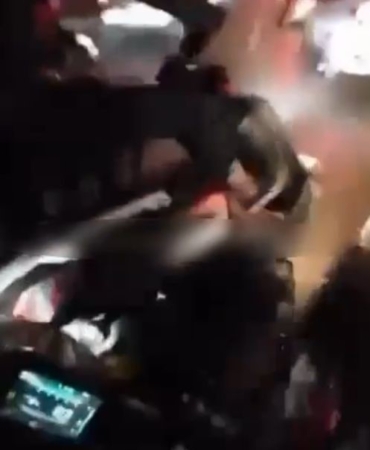 araclarin-arasindan-hizla-giden-motosikletliye-arkasindan-gelen-motosikletli-boyle-carpti-X2y31kA6.jpg