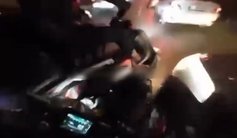 araclarin-arasindan-hizla-giden-motosikletliye-arkasindan-gelen-motosikletli-boyle-carpti-X2y31kA6.jpg