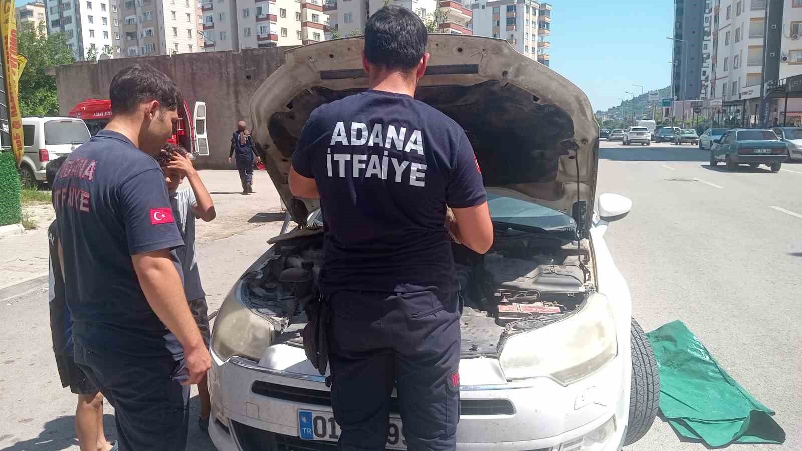 Araçların motoruna giren kedi, itfaiyeyi seferber etti 4 araclarin motoruna giren kedi itfaiyeyi seferber etti 0 jzaZzJvp