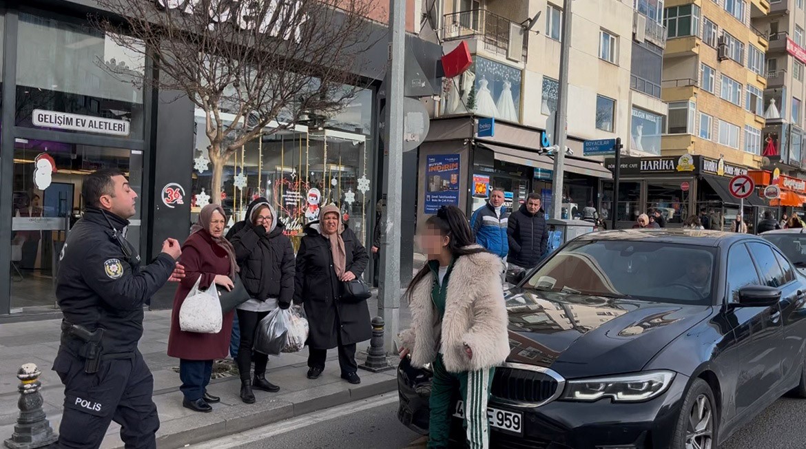 Araçların önüne atladı, trafiği birbirine kattı, kendisini durdurmak isteyen polisi peşine taktı 4 araclarin onune atladi trafigi birbirine katti kendisini durdurmak isteyen polisi pesine takti 0 j2zqAK2W