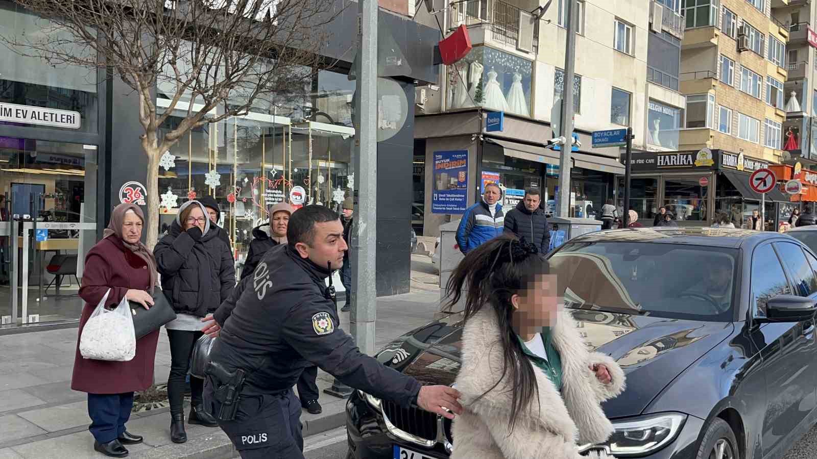 Araçların önüne atladı, trafiği birbirine kattı, kendisini durdurmak isteyen polisi peşine taktı 5 araclarin onune atladi trafigi birbirine katti kendisini durdurmak isteyen polisi pesine takti 1 5EzDNODp