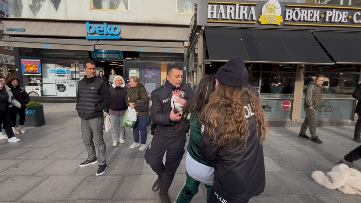 Araçların önüne atladı, trafiği birbirine kattı, kendisini durdurmak isteyen polisi peşine taktı 6 araclarin onune atladi trafigi birbirine katti kendisini durdurmak isteyen polisi pesine takti 2 iT39d86s