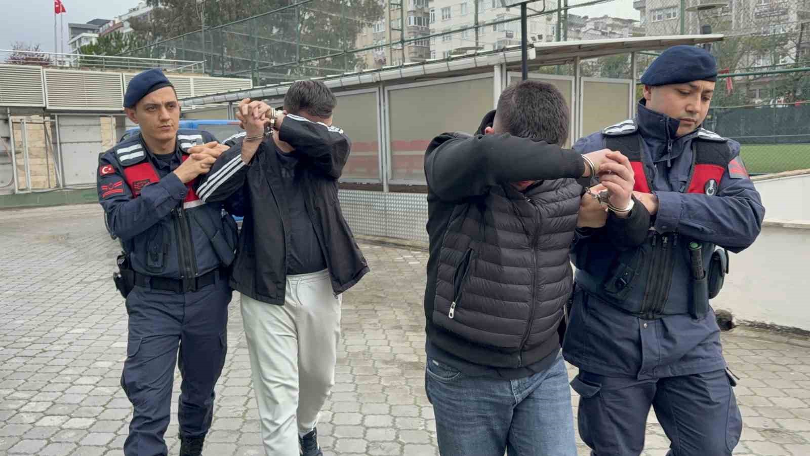 araclarinda uyusturucu hap ele gecirilen 2 kisi gozaltina alindi 0 s8h8az4j