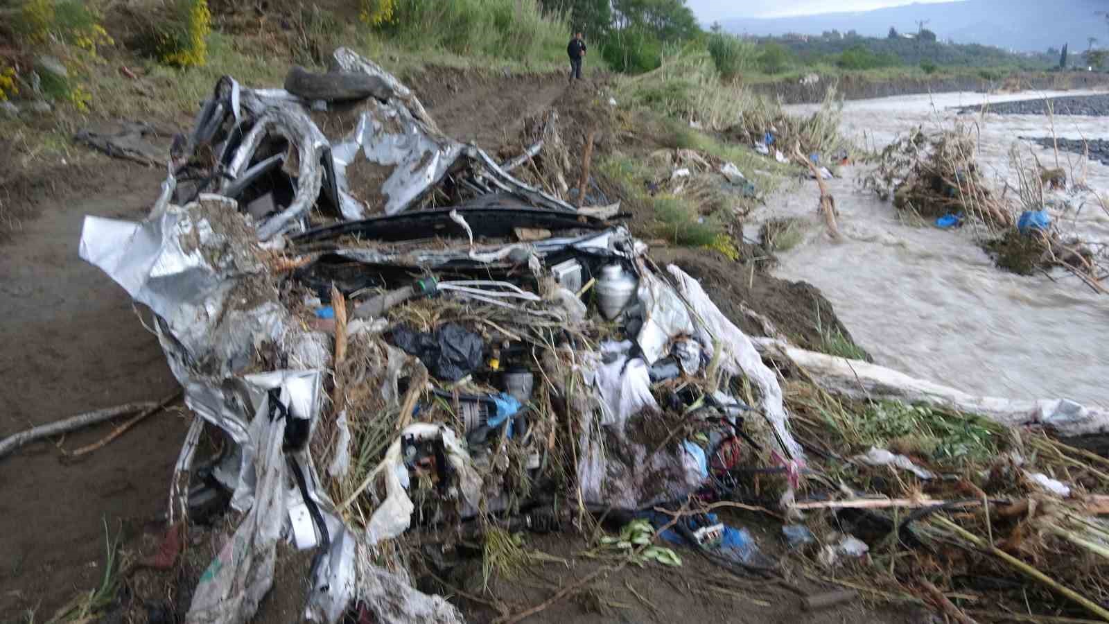 araclariyla birlikte kopruden duserek akintiya kapilan 2 genc kayboldu 1