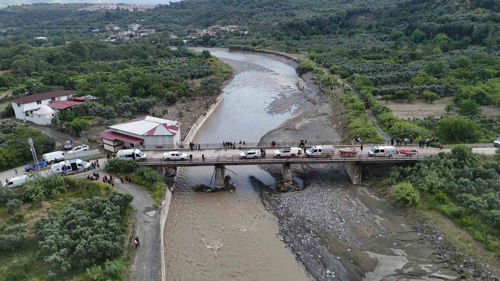 araclariyla birlikte kopruden duserek akintiya kapilan 2 genc kayboldu 3 a3nkQLkF