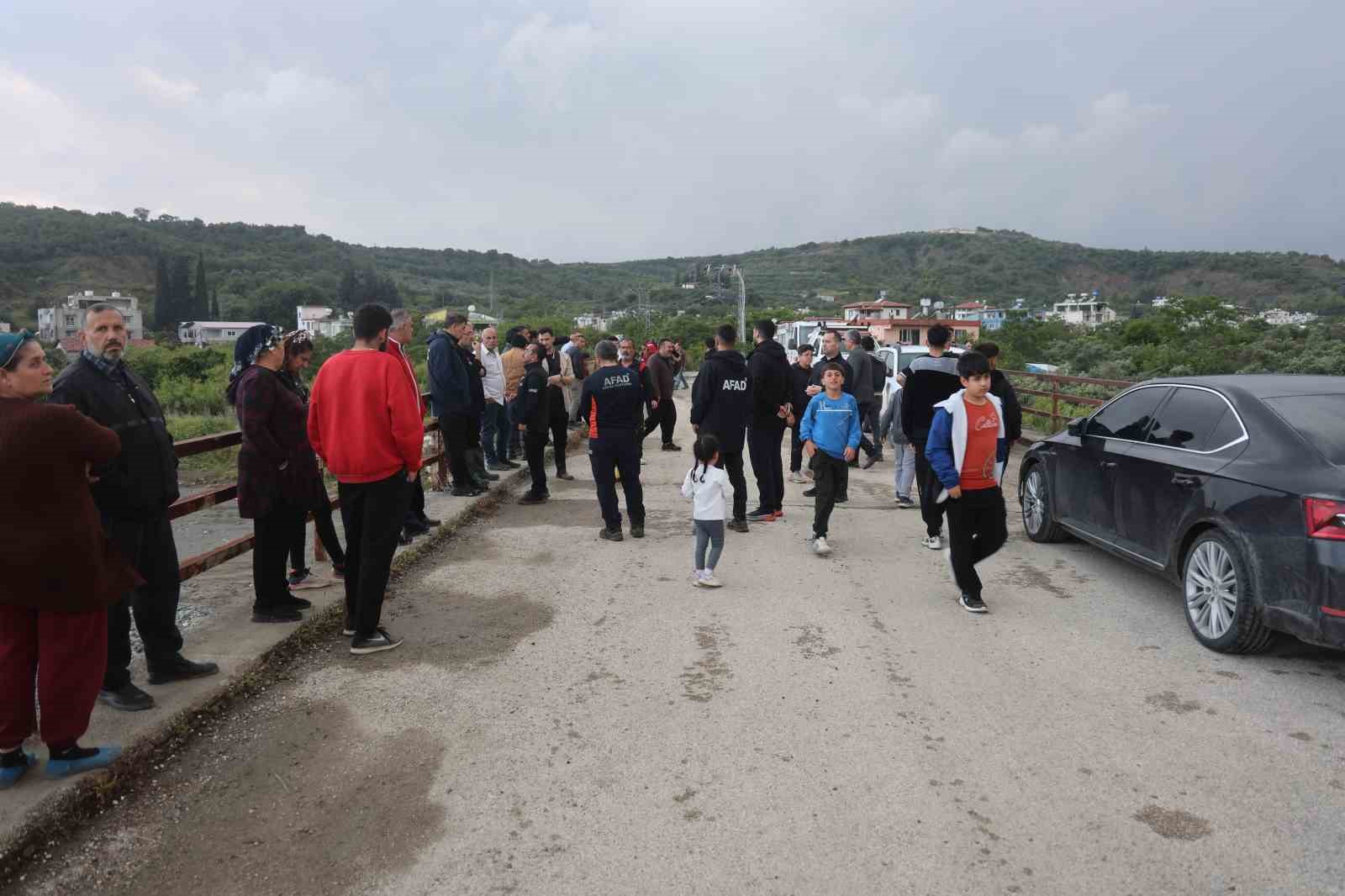 araclariyla birlikte kopruden duserek akintiya kapilan 2 genc kayboldu 5 REAUNYBA