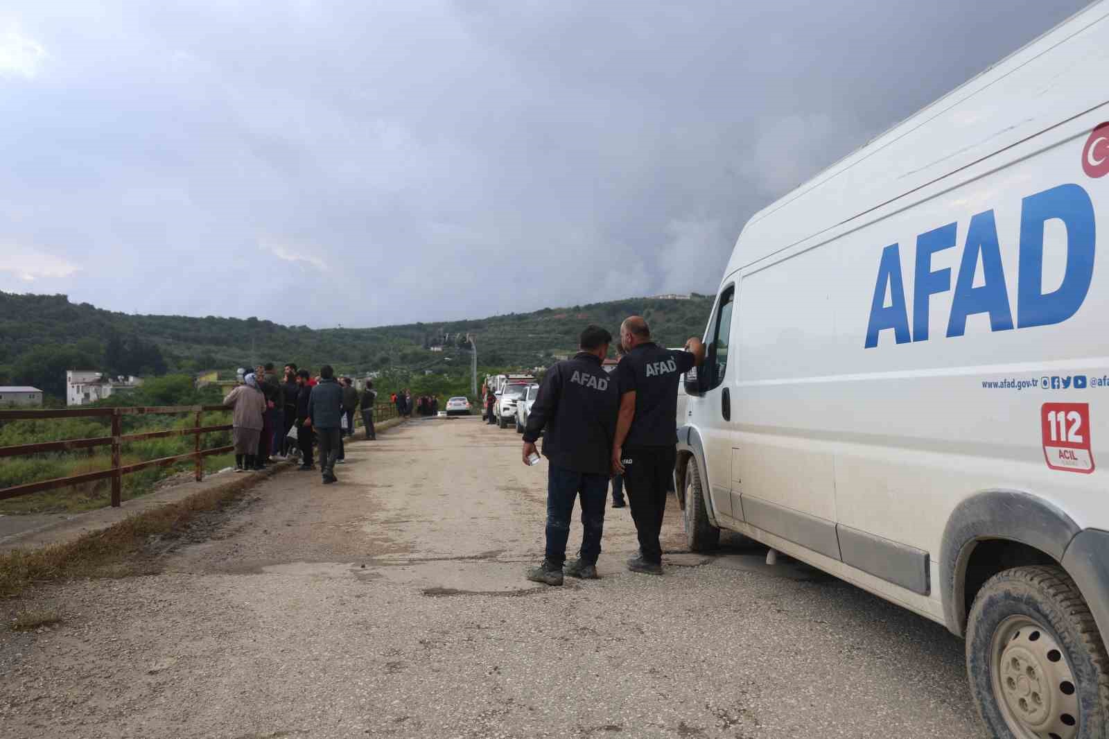 araclariyla birlikte kopruden duserek akintiya kapilan 2 genc kayboldu 7 QwjhPbGZ
