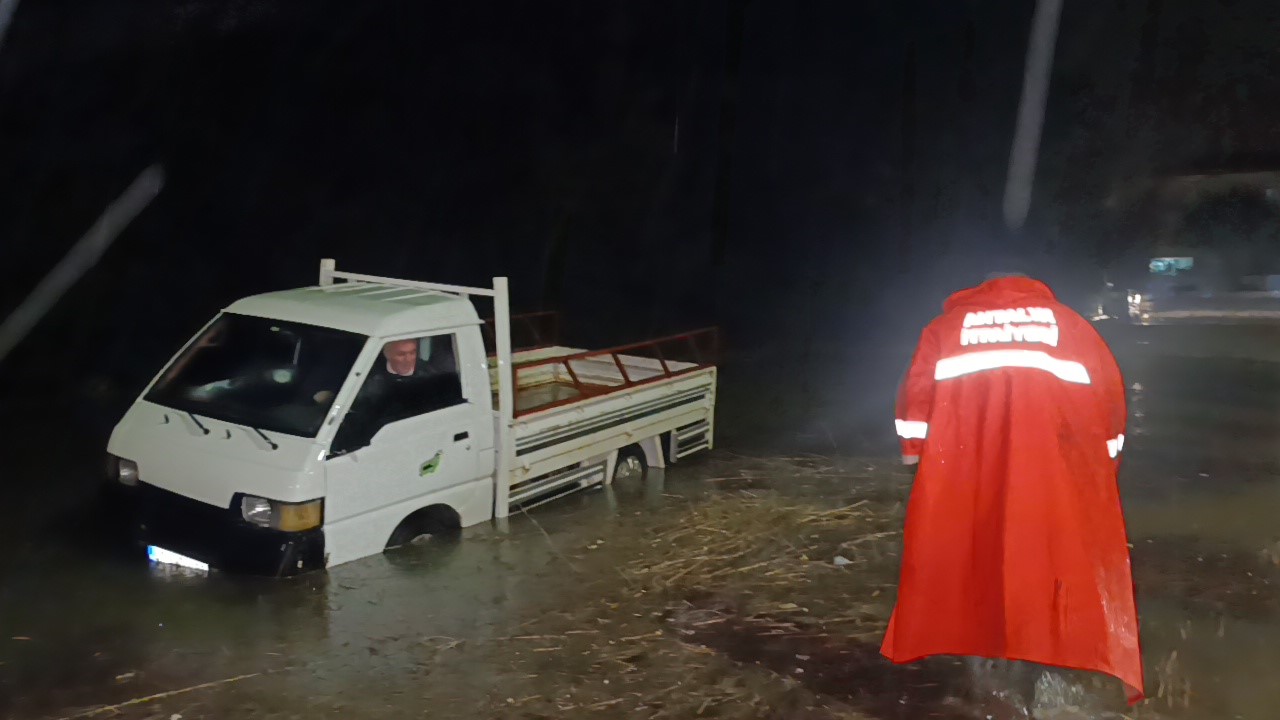 aracta mahsur kalma ihbarina giden itfaiye tesekkur yerine sitemle karsilasti 0 6NhnA1Ul