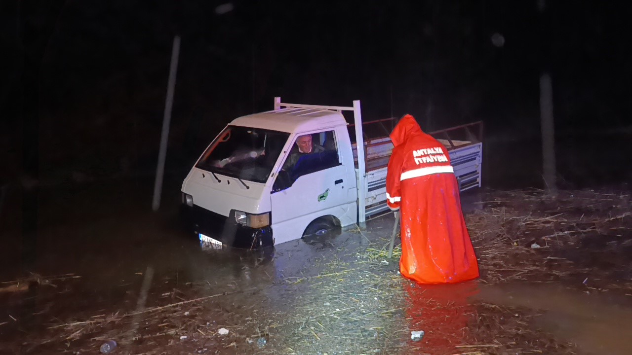 aracta mahsur kalma ihbarina giden itfaiye tesekkur yerine sitemle karsilasti 4 ahvXDNSZ