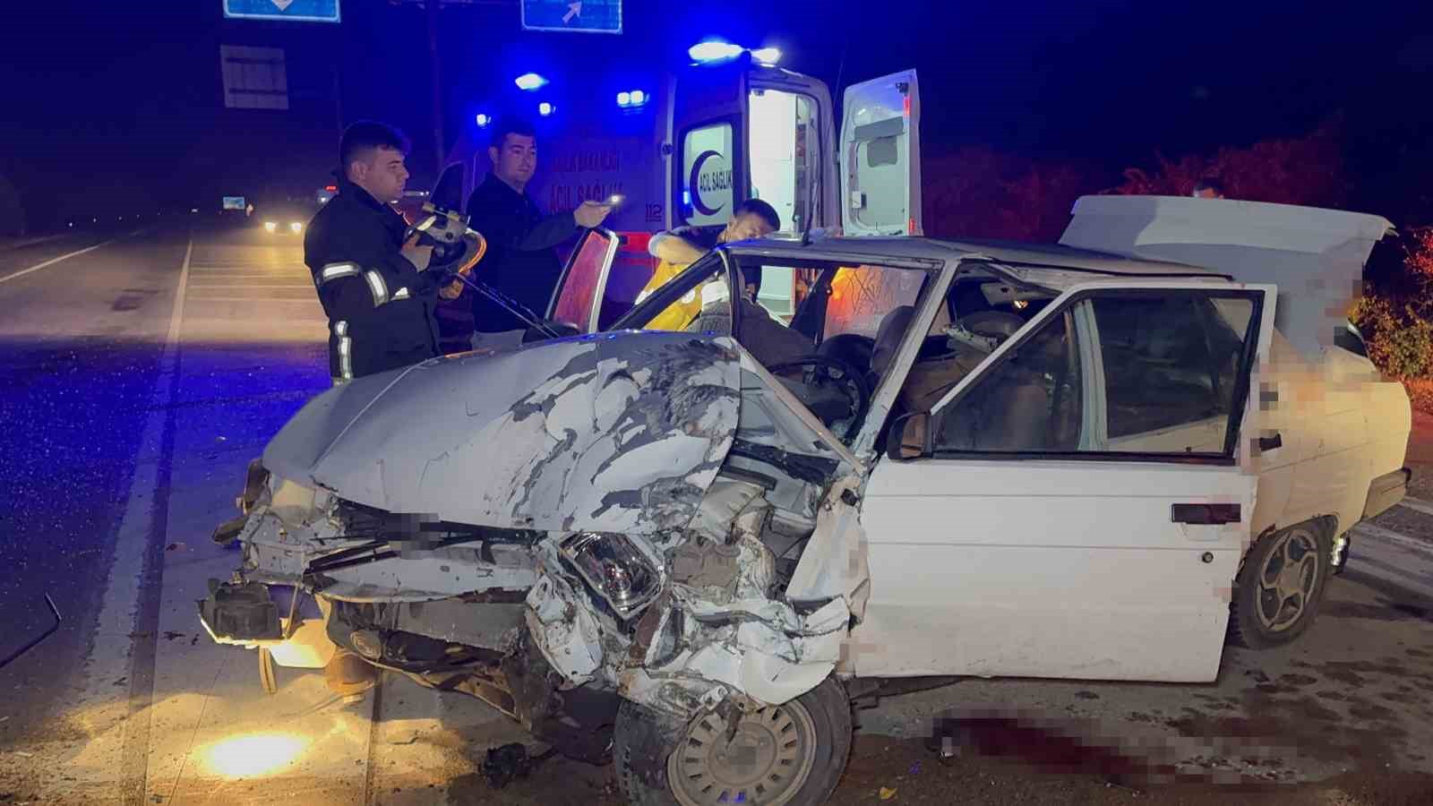 aracta sikisan yaralilar kurtarildi 0 RWYIWWdf