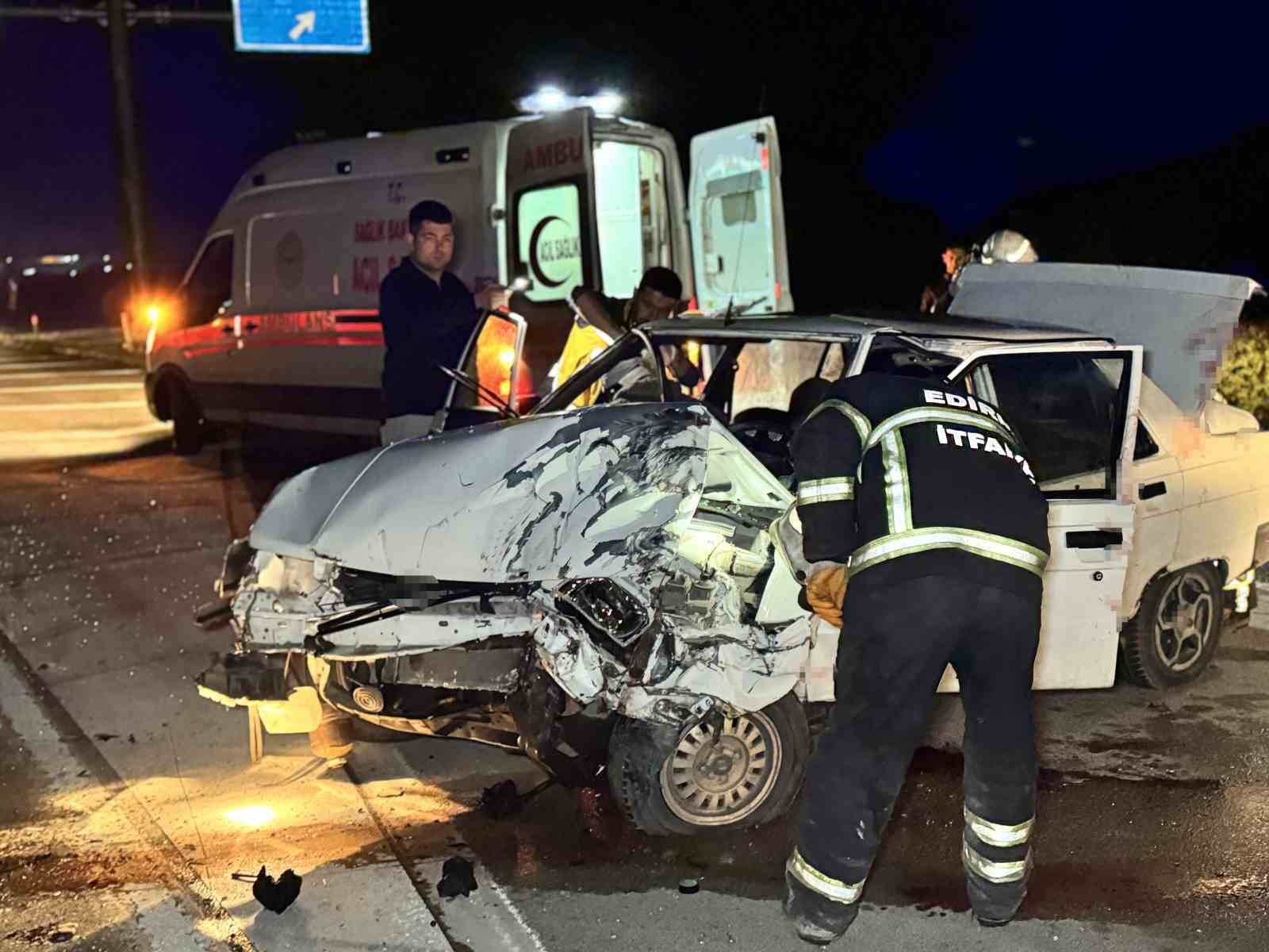 aracta sikisan yaralilar kurtarildi 1 LIv5L9XY