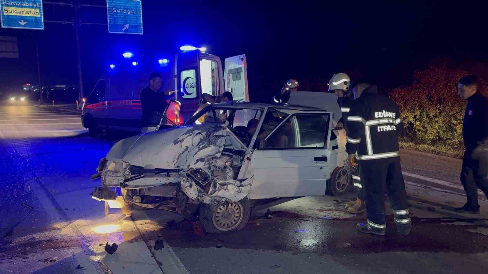 aracta sikisan yaralilar kurtarildi 2 4I3iWDSH