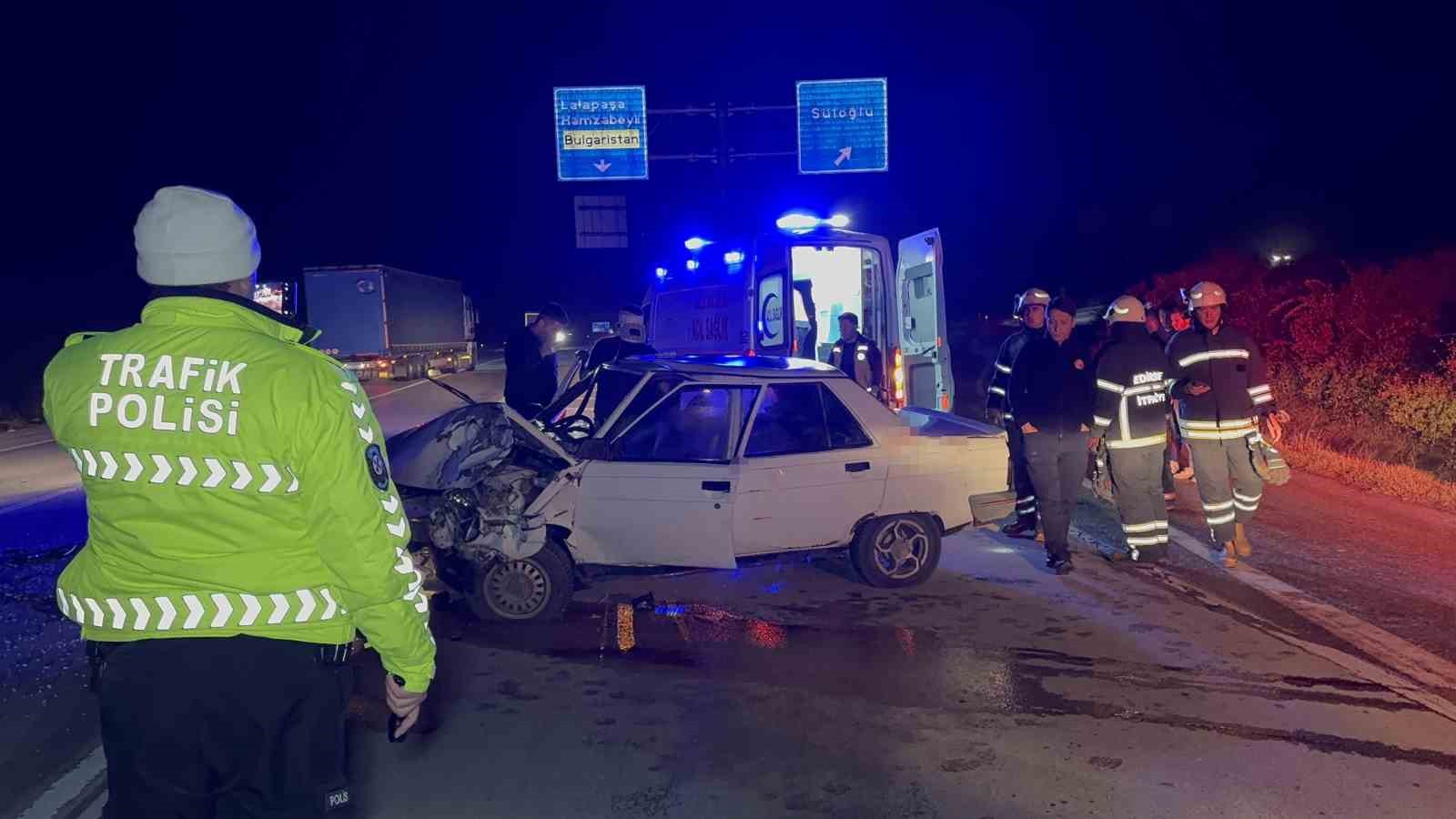 aracta sikisan yaralilar kurtarildi 3