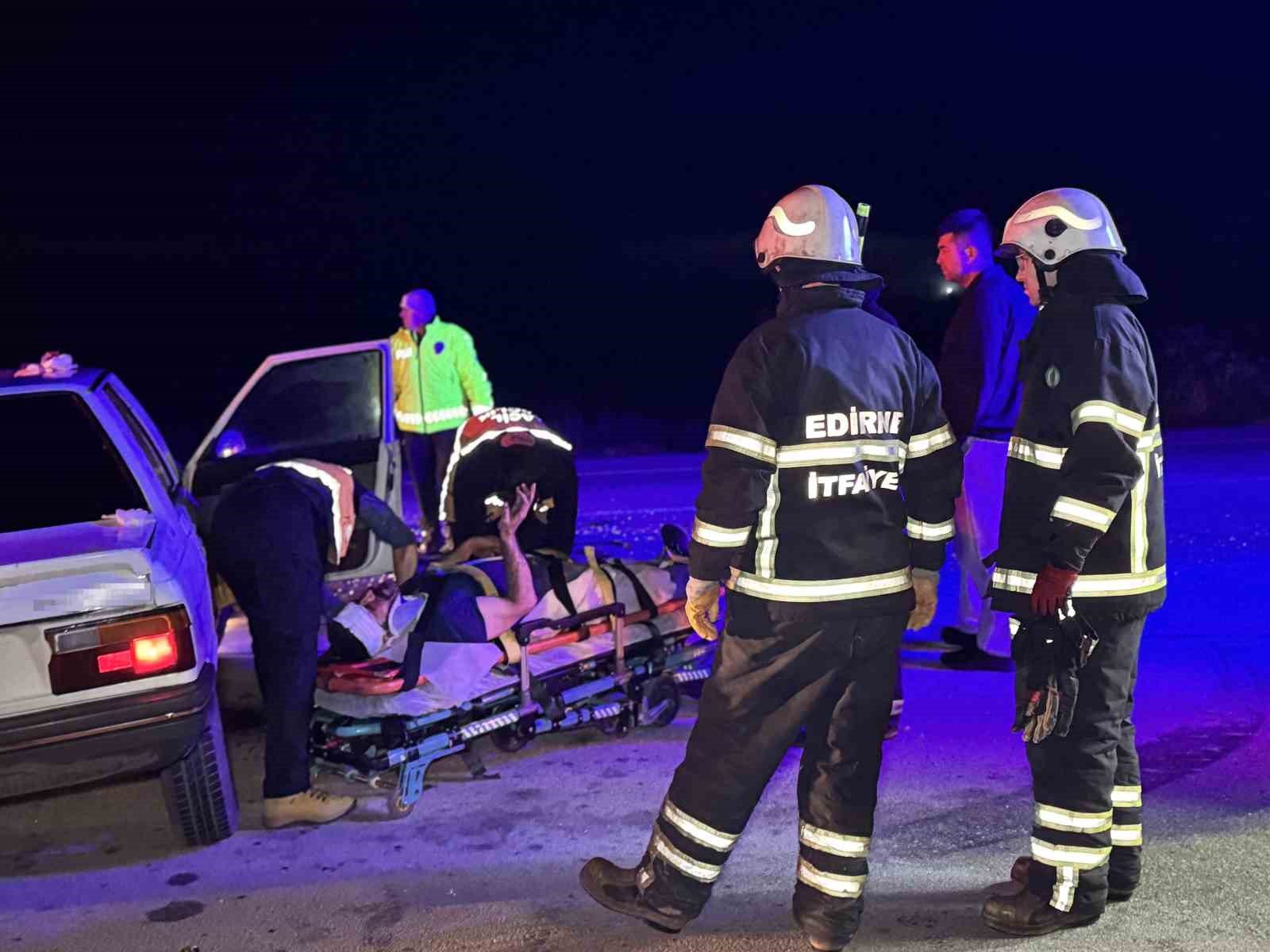 aracta sikisan yaralilar kurtarildi 4 OL8qLs4D