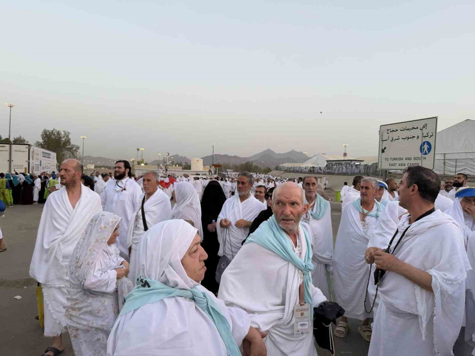 Arafat’ta Türklerin olduğu bölgeden Cebel’i Rahme’ye geçişler kapatıldı 5 arafatta turklerin oldugu bolgeden cebeli rahmeye gecisler kapatildi 1 T36MGr6m
