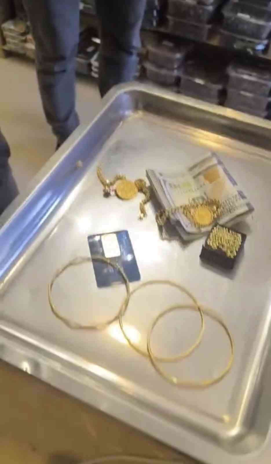 araklida duyarli davranis altin ve para dolu canta sahibine teslim edildi 0 LgMjnwgV