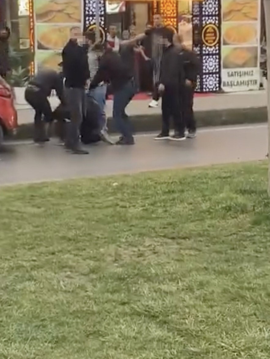 aralarina aldiklari kisi tekme tokat dovduler o anlar kamerada 0 CsKjRWRs