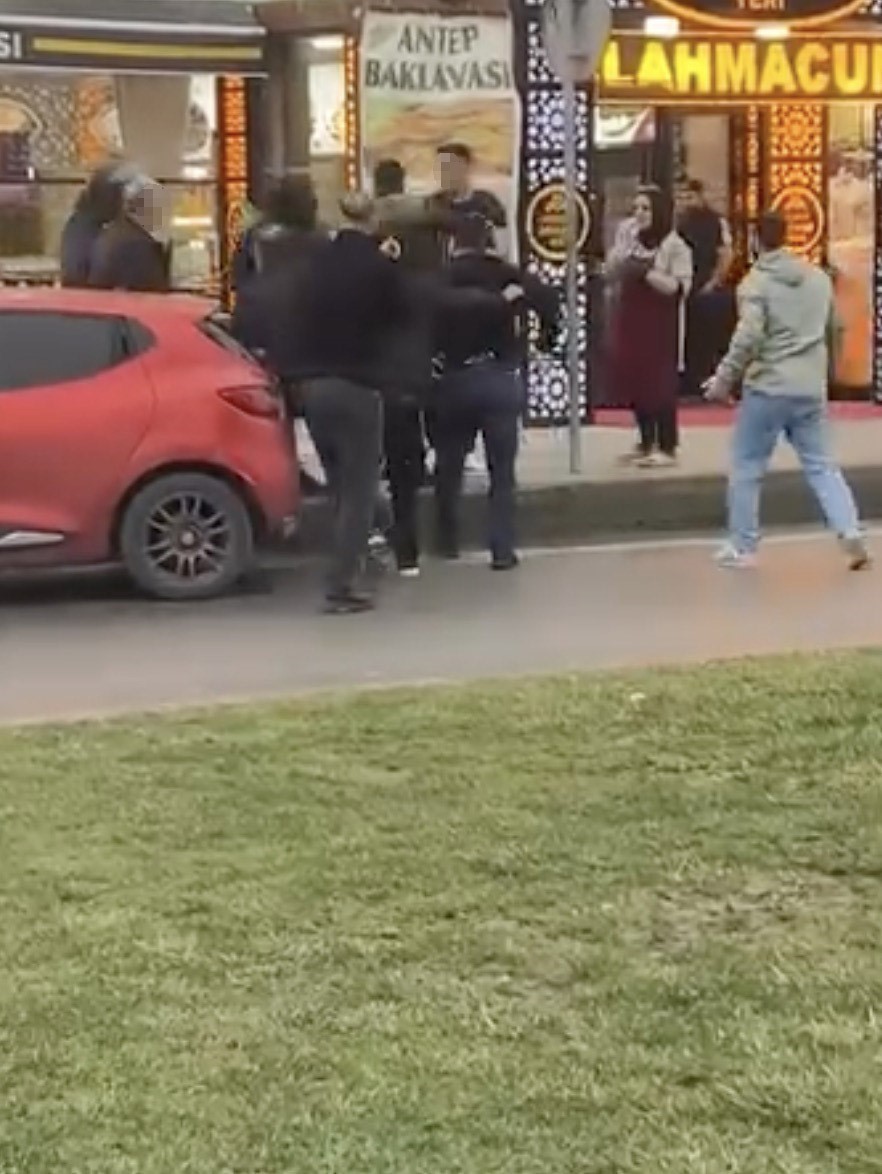 aralarina aldiklari kisi tekme tokat dovduler o anlar kamerada 1 LlHiPMl3