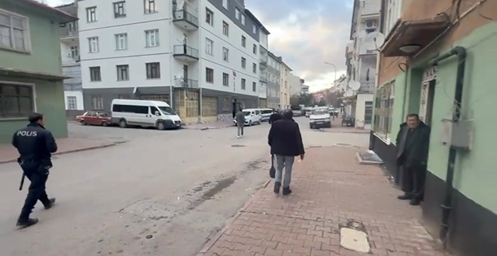 Aranan şahıs yakalanacağını anlayınca arkadaşlarıyla polise direndi 5 aranan sahis yakalanacagini anlayinca arkadaslariyla polise direndi 1 2Y94m2WZ
