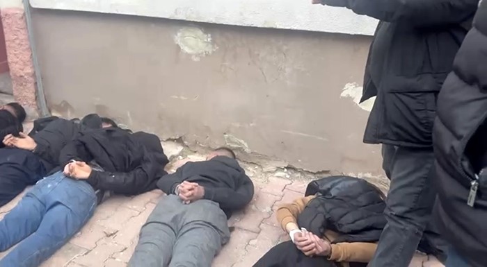 Aranan şahıs yakalanacağını anlayınca arkadaşlarıyla polise direndi 6 aranan sahis yakalanacagini anlayinca arkadaslariyla polise direndi 2 EJstOCeE