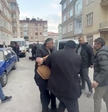 aranan-sahis-yakalanacagini-anlayinca-arkadaslariyla-polise-direndi-aZ7X1ufx.jpg