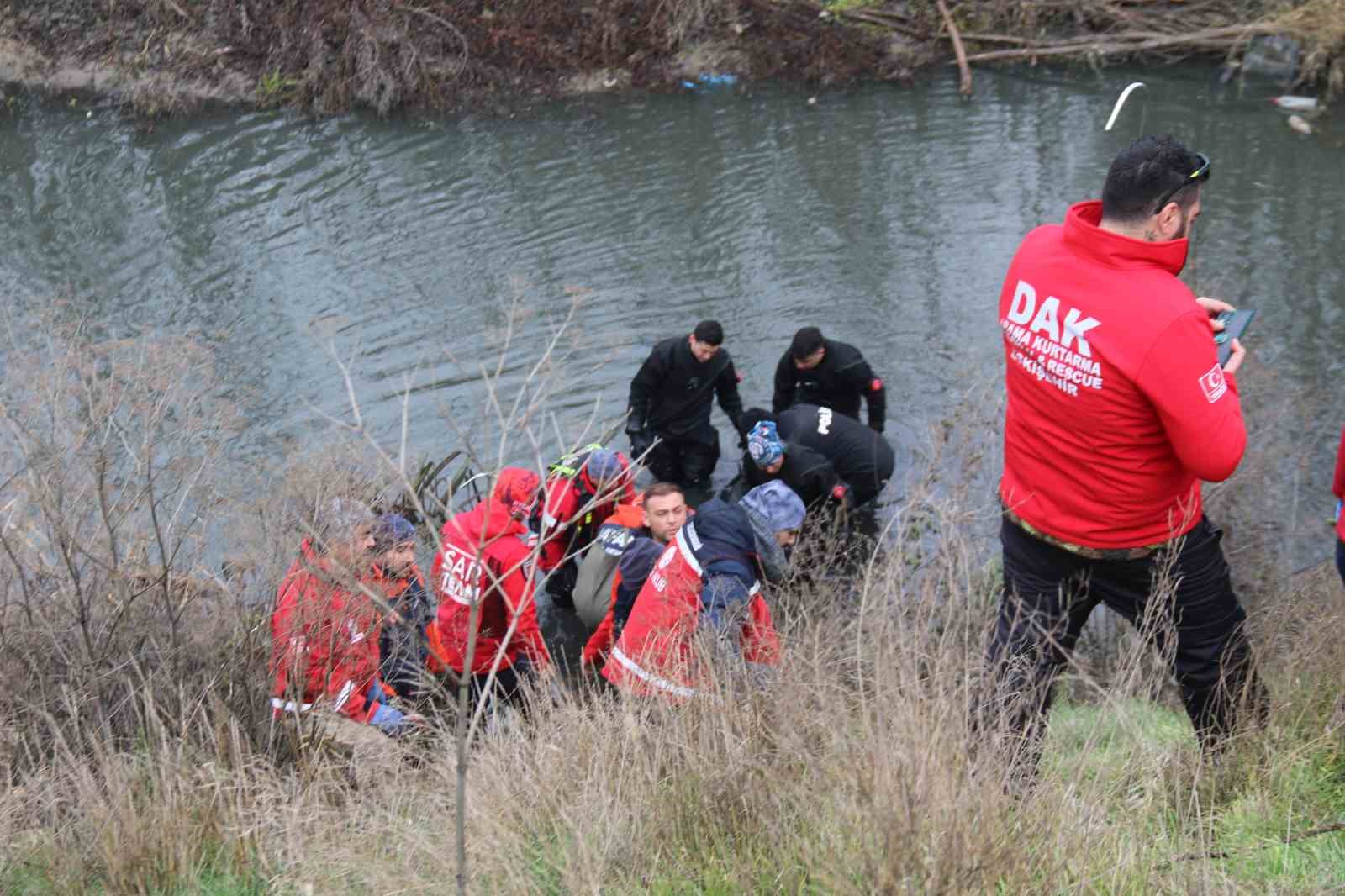 arandigi yerden 2 kilometre otede bulunan ogretmenin cenazesi otopsi icin morga kaldirildi 0 F6Wk4pdH