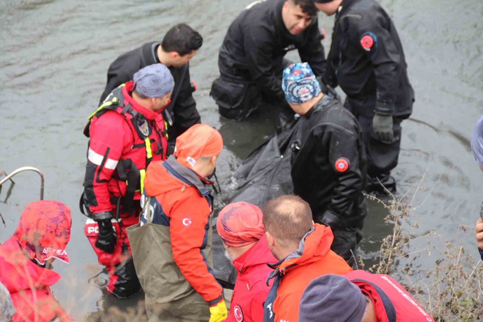 arandigi yerden 2 kilometre otede bulunan ogretmenin cenazesi otopsi icin morga kaldirildi 4 PaHTFhdR