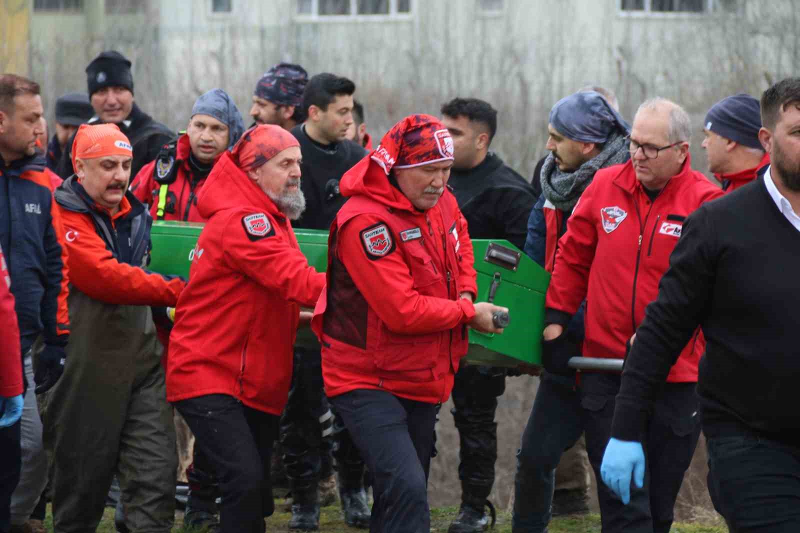 arandigi yerden 2 kilometre otede bulunan ogretmenin cenazesi otopsi icin morga kaldirildi 6 W9VbO3cu