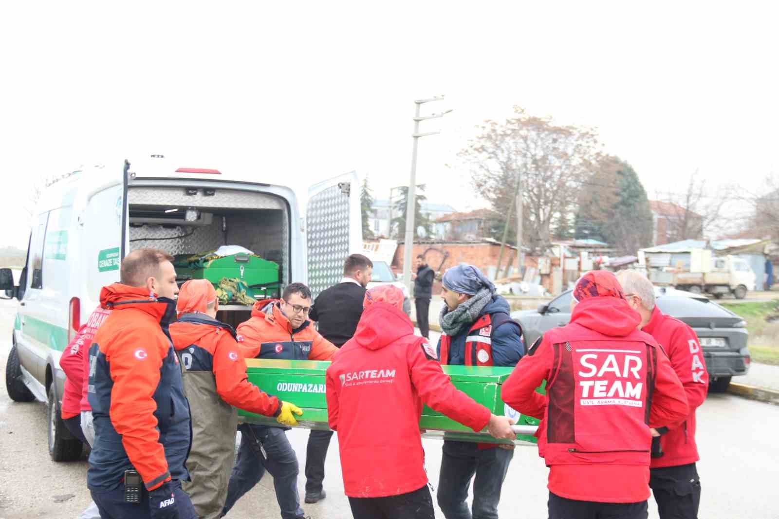 arandigi yerden 2 kilometre otede bulunan ogretmenin cenazesi otopsi icin morga kaldirildi 7 TOTmhuTu