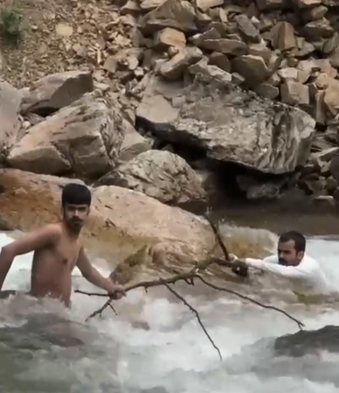arap turistlerin dere ve gol kenarindaki fotograf cekme meraki tatsiz bitiyor 2 TUnXr85y