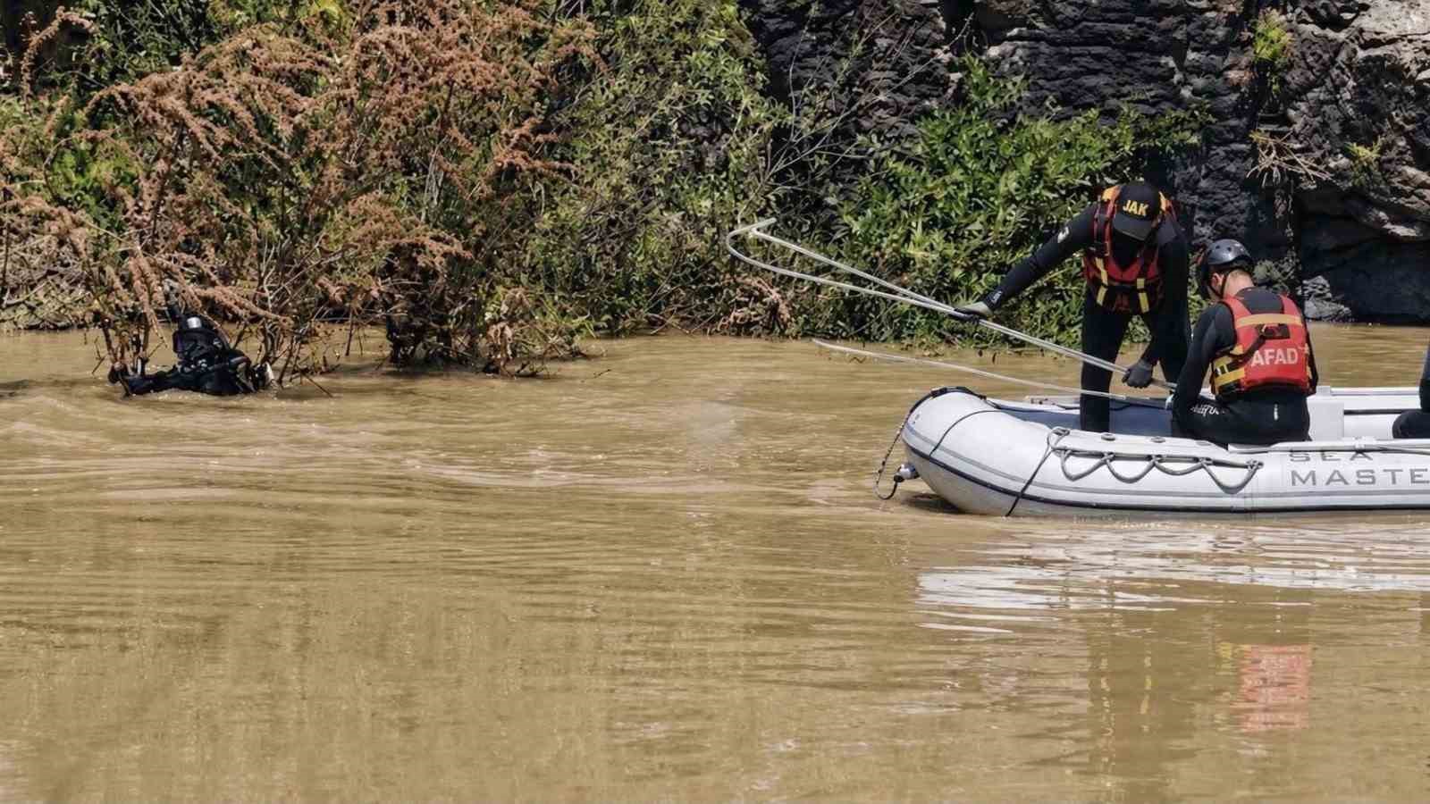 Aras Nehri’nde kaybolan çoban 101 personel tarafından aranıyor 6 aras nehrinde kaybolan coban 101 personel tarafindan araniyor 2 7ilOiIzi