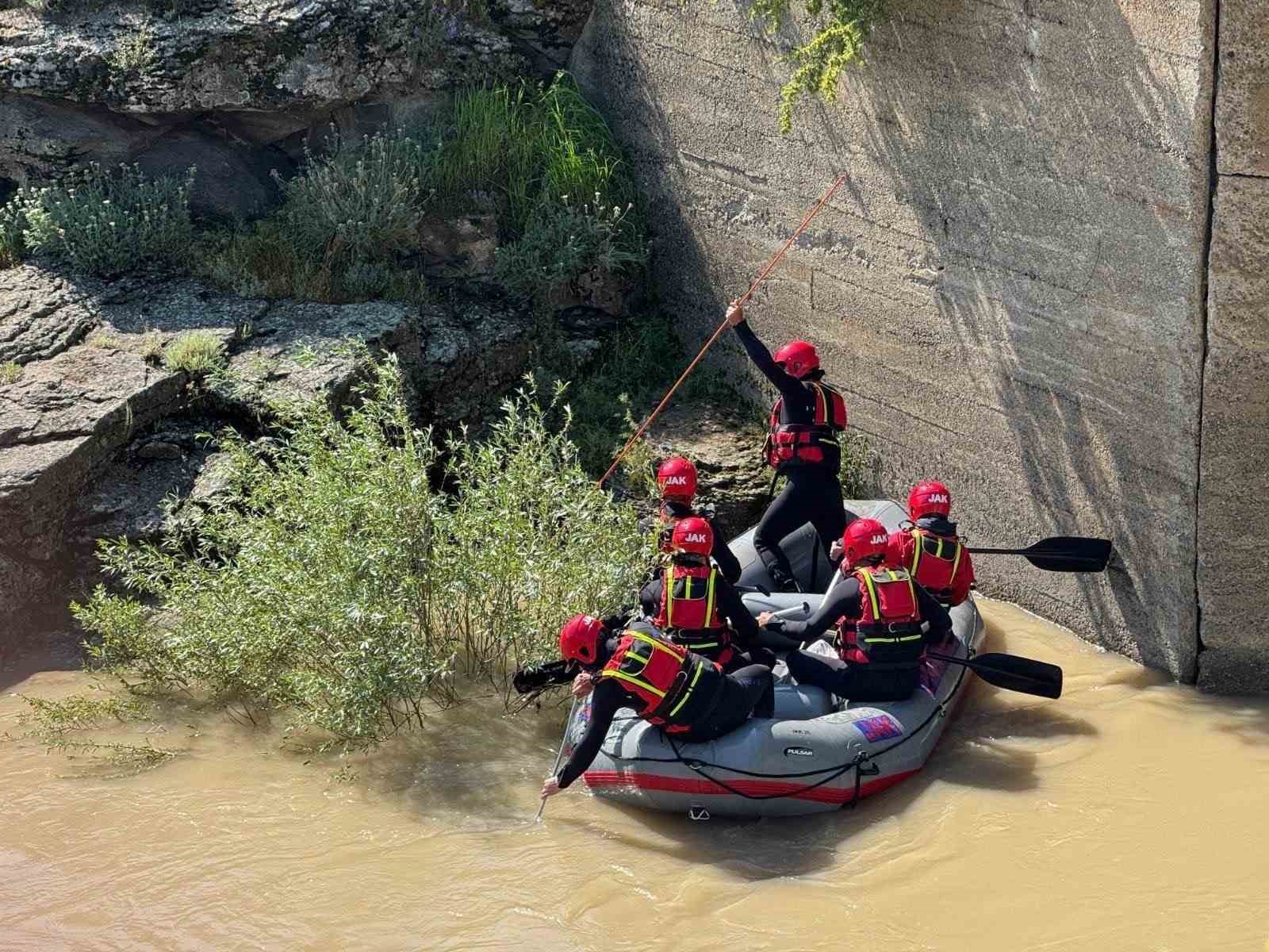 Aras Nehri’nde kaybolan çoban 101 personel tarafından aranıyor 7 aras nehrinde kaybolan coban 101 personel tarafindan araniyor 3 yzkS8tN1