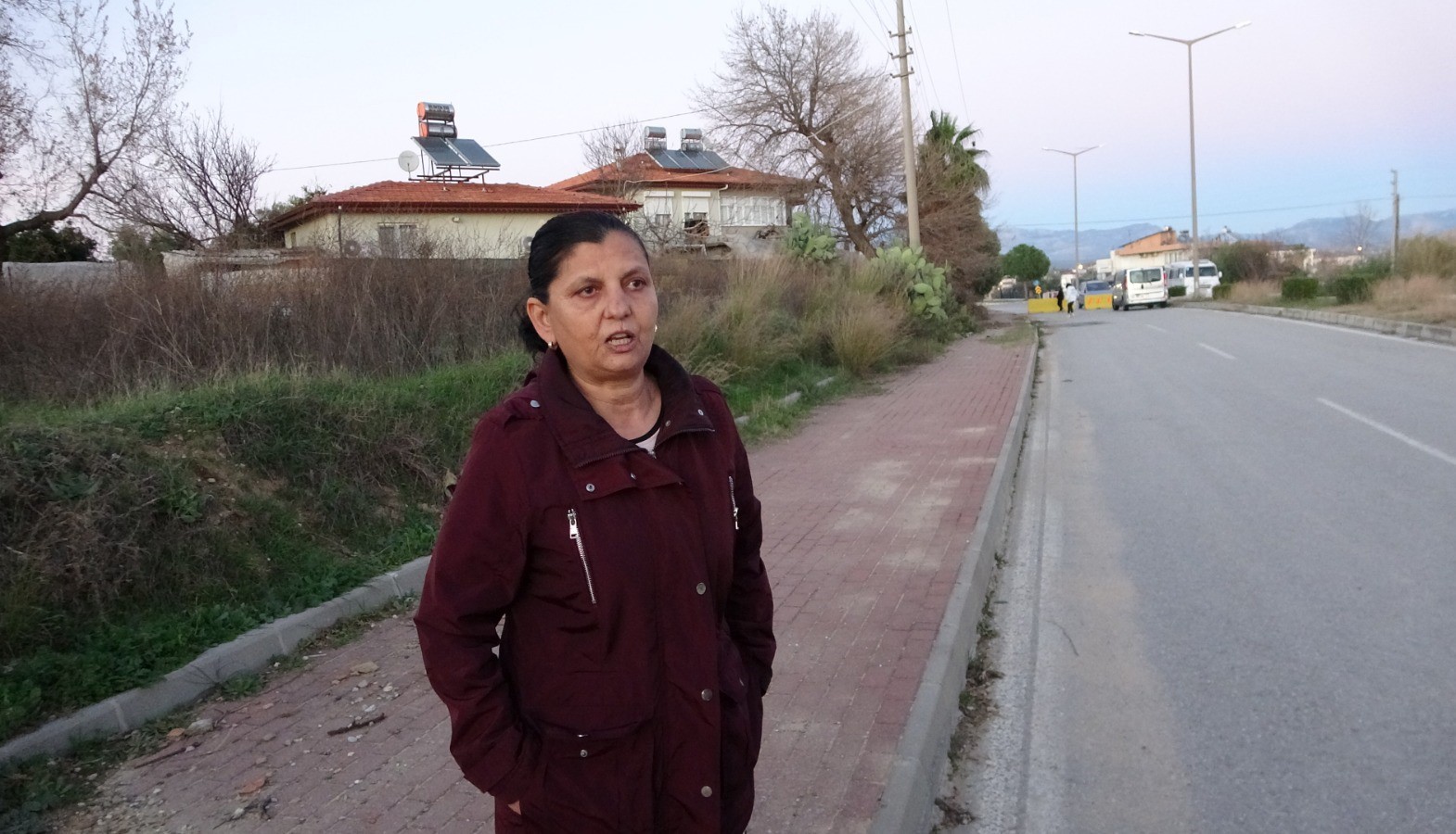 arazi sahiplerinin mahkeme karariyla kapattirdigi yol mahalle sakinlerini isyan ettirdi 2 diczGDYV