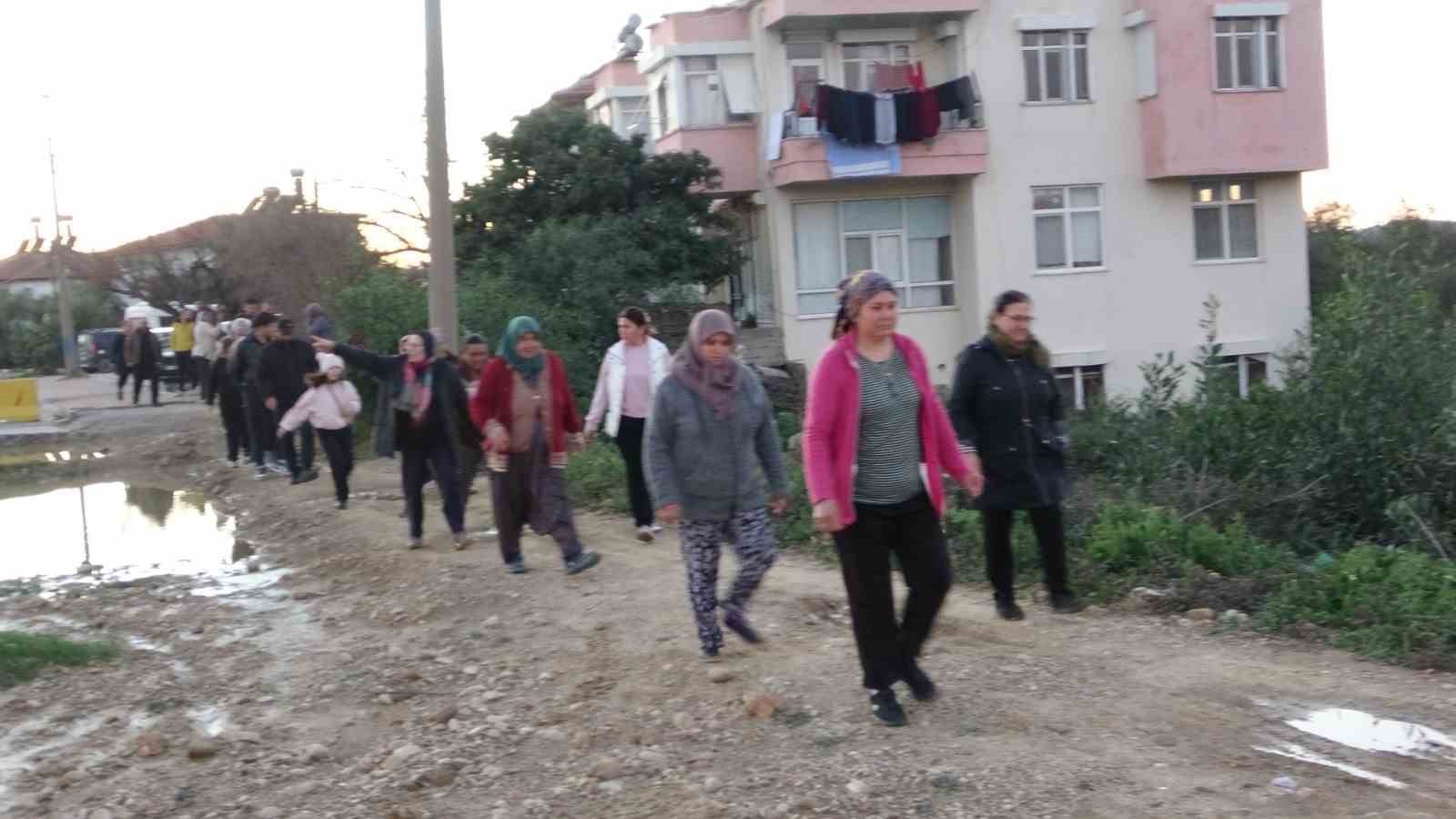 arazi sahiplerinin mahkeme karariyla kapattirdigi yol mahalle sakinlerini isyan ettirdi 3 mYJfjfwu