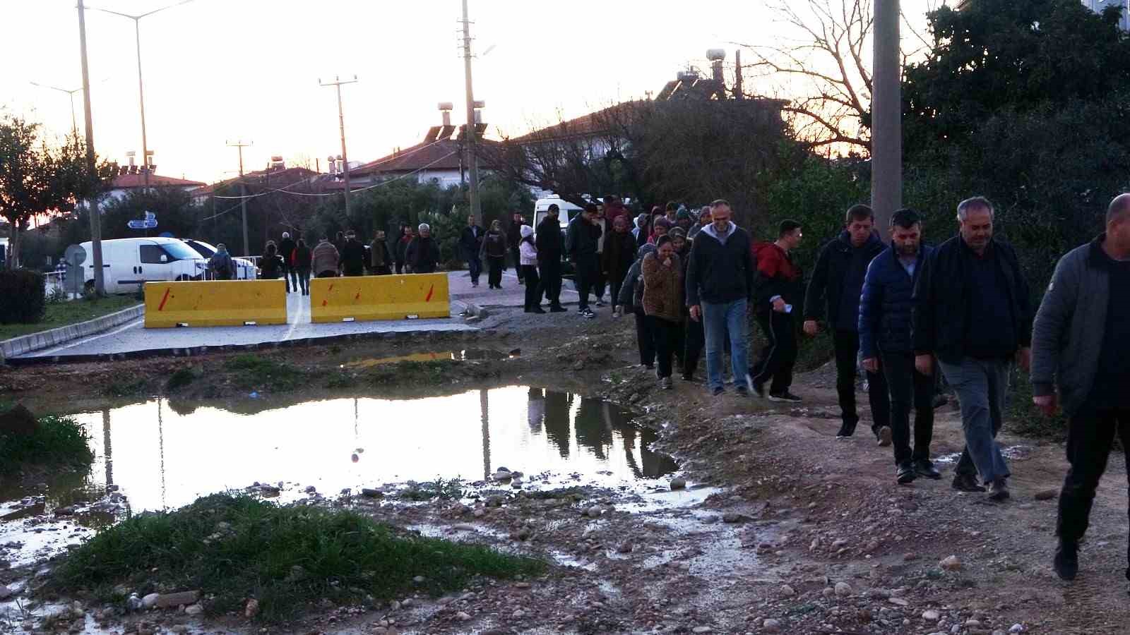 arazi sahiplerinin mahkeme karariyla kapattirdigi yol mahalle sakinlerini isyan ettirdi 4