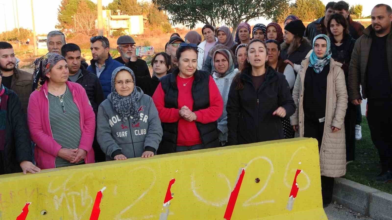 arazi sahiplerinin mahkeme karariyla kapattirdigi yol mahalle sakinlerini isyan ettirdi 5 SF4pehnM