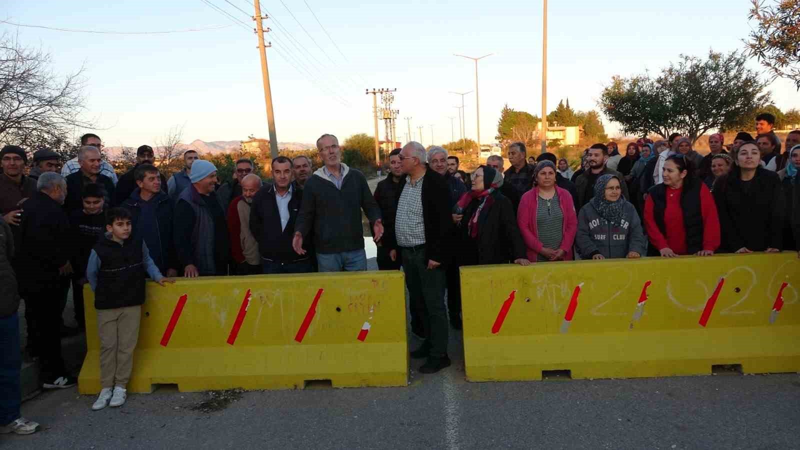 arazi sahiplerinin mahkeme karariyla kapattirdigi yol mahalle sakinlerini isyan ettirdi 6 GT26WYcc
