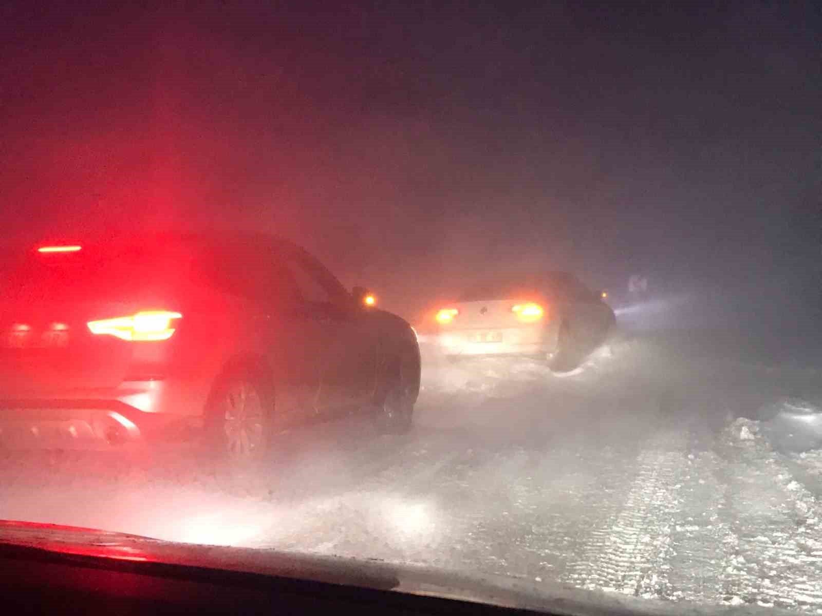 ardahan ardanuc kara yolu kar ve tipi nedeniyle ulasima kapatildi 1 L586dCCr