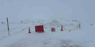 ardahan-ardanuc-kara-yolu-kar-ve-tipi-nedeniyle-ulasima-kapatildi-7CQmkbqy.jpg