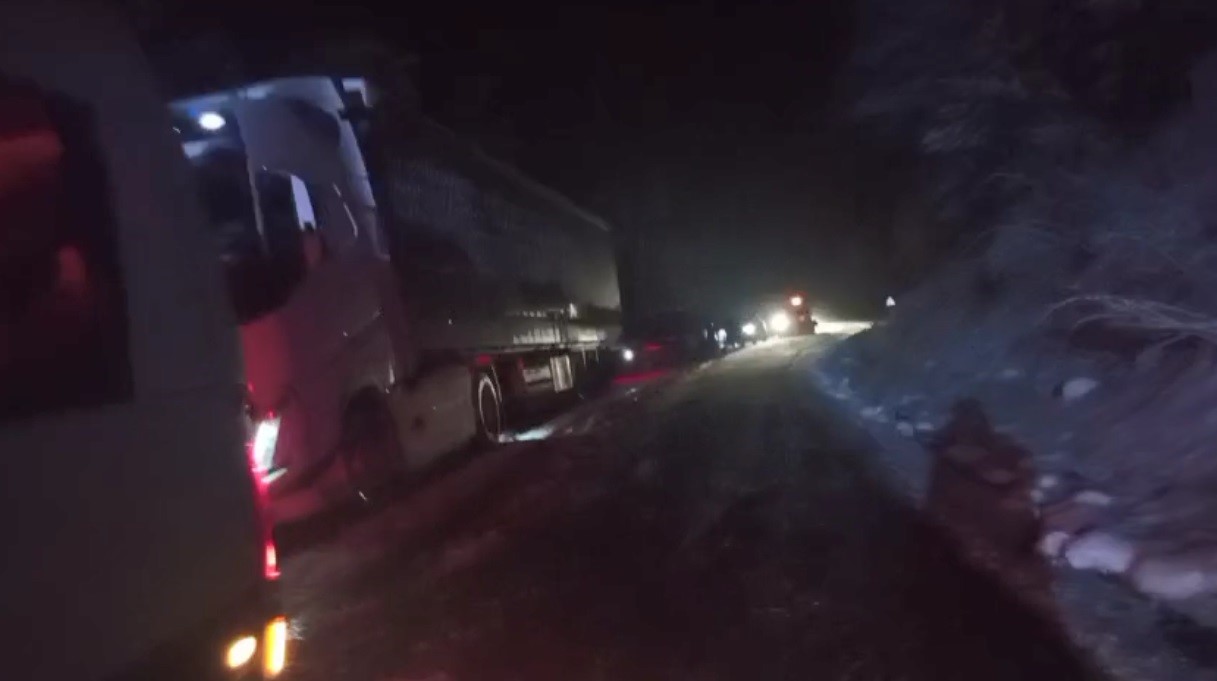 Ardahan-Artvin karayolunda kayan tır yolu kapattı, onlarca araç mahsur kaldı 5 ardahan artvin karayolunda kayan tir yolu kapatti onlarca arac mahsur kaldi 1 FV5Np6EP
