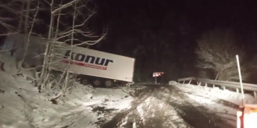 ardahan-artvin-karayolunda-kayan-tir-yolu-kapatti-onlarca-arac-mahsur-kaldi-h21UzV8e.jpg