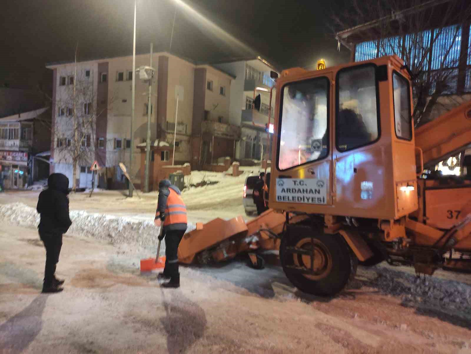 ardahan belediyesi karla mucadelesini surduruyor 2 6nvwgWEQ