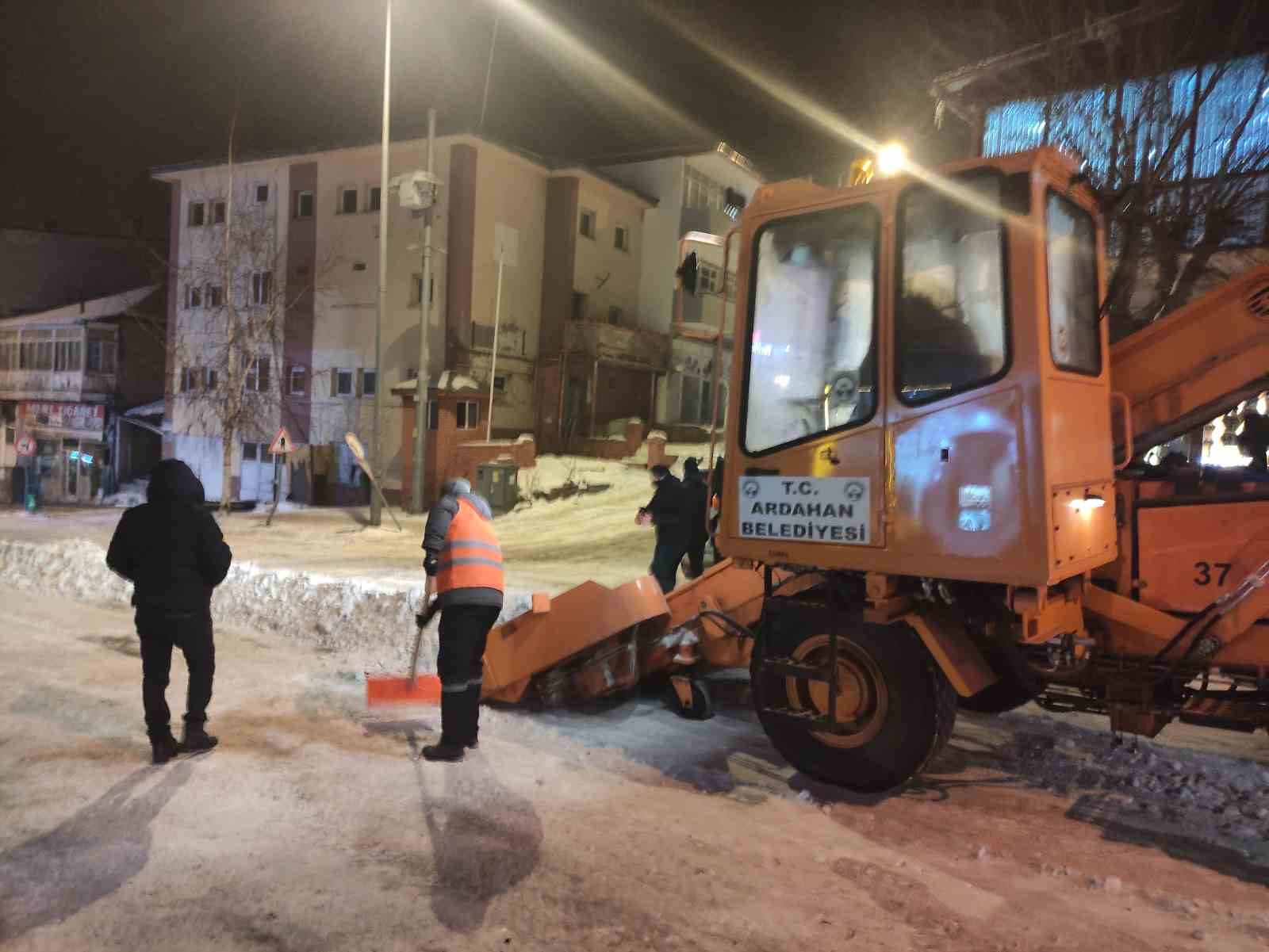 ardahan belediyesi karla mucadelesini surduruyor 3 NB73Z77G