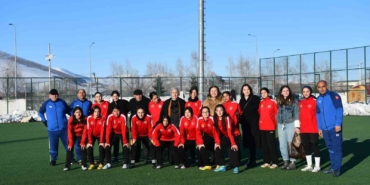 ardahan-kura-kadin-futbol-takiminin-yeni-baskani-songul-celik-oldu-ZU4pWEg6.jpg