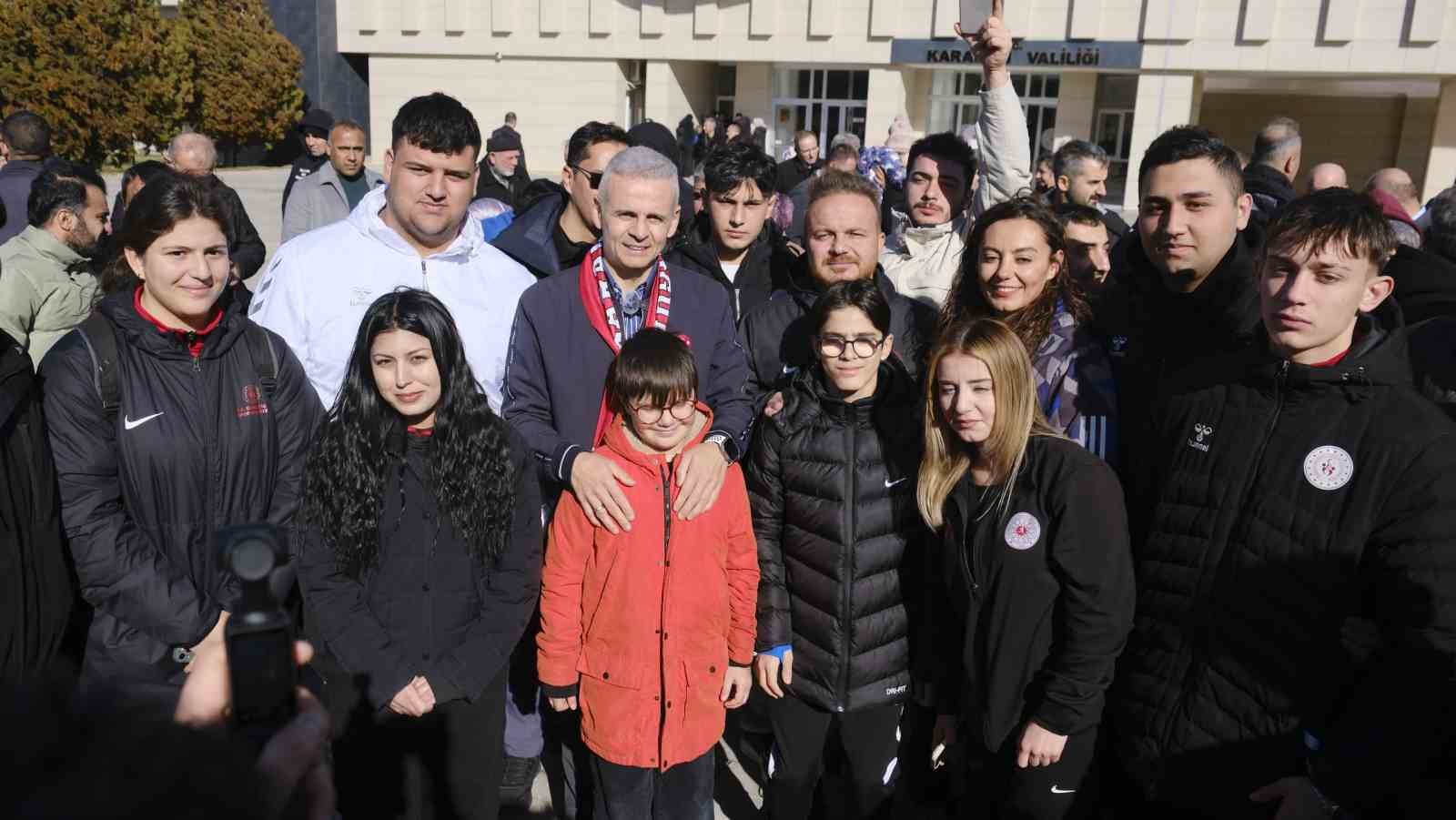 Ardahan’a atanan Vali Mehmet Fatih Çiçekli’yi uğurlama töreninde duygu dolu anlar 4 ardahana atanan vali mehmet fatih cicekliyi ugurlama toreninde duygu dolu anlar 0 fvMXni8X